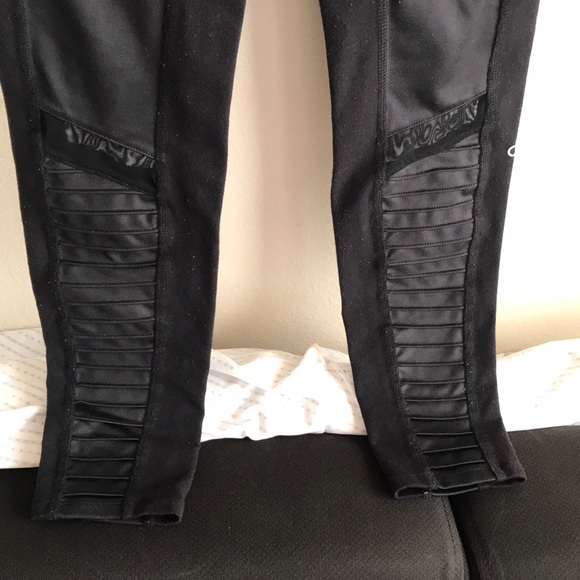 ALO YOGA Black Moto Leggings Size Small - Picture 3 of 12